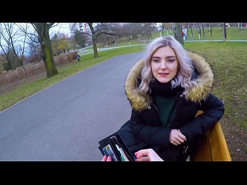 ❤️ Gleypir heitt ásamt ókunnugra fyrir peninga - blástur í garðinum eftir Evu Elfie ❤❌ Kynlífsmyndband á is.tukifporno.ru